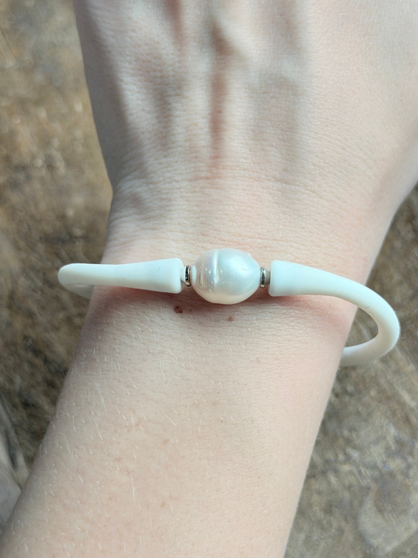 Stretchy Rubber and Freshwater Pearl Bracelet (White)