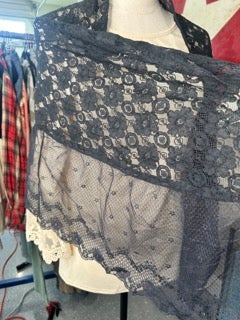 Paper Lace-Embroidered Lace Scarf (Navy)