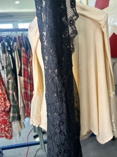 Paper Lace-Embroidered Lace Scarf (Navy)