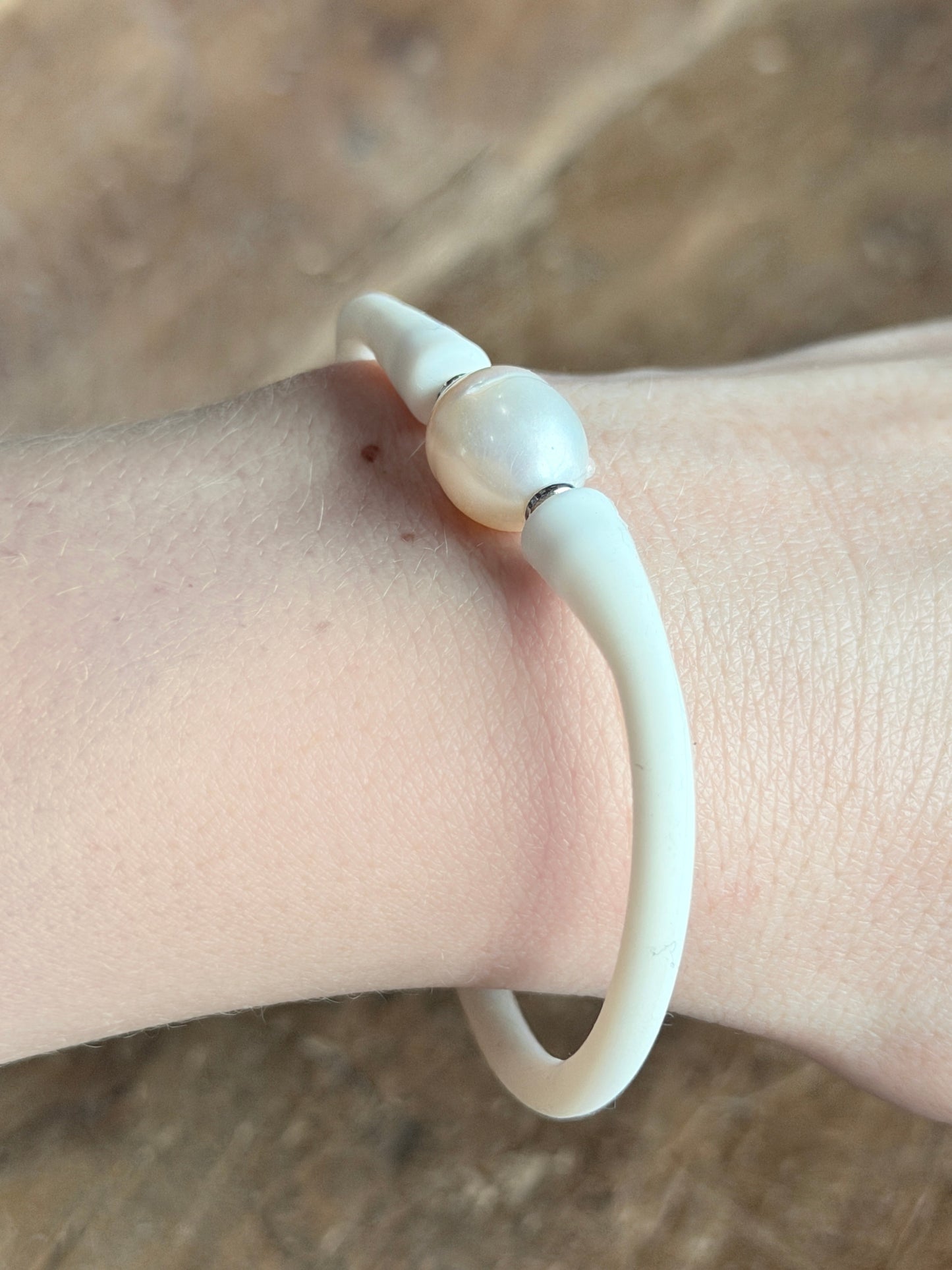 Stretchy Rubber and Freshwater Pearl Bracelet (White)
